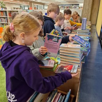 kirjasto oppilaat